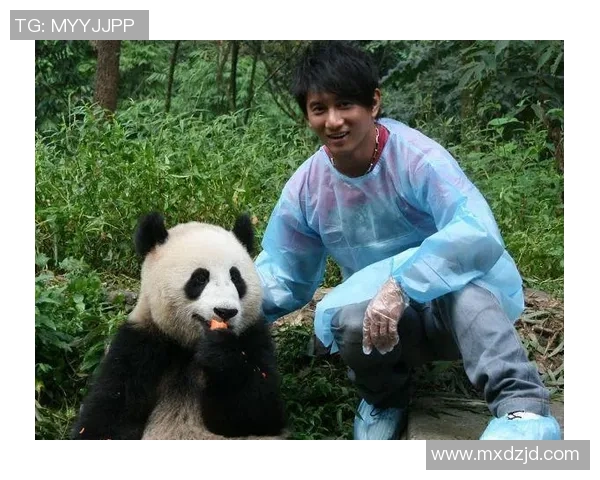 足球明星亲临熊猫基地与可爱熊猫互动传递环保理念